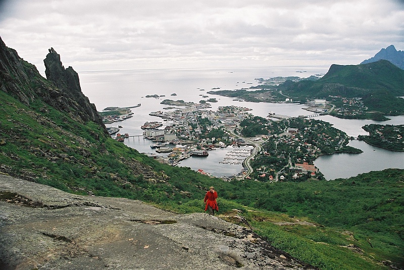 F1070036.JPG - W tle Svolvaer. Wspinamy się. (Zdjęcie - Rafał).