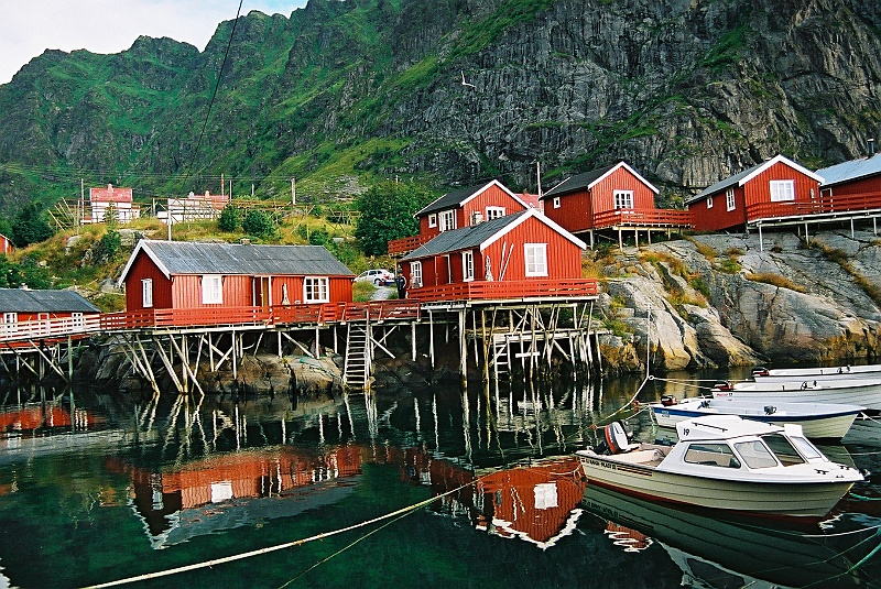 F1110028.JPG - Na ten obrazek można patrzeć i patrzeć. Gdyby nie te polarne noce to naprawdę możnaby się wahać nad osiedleniem w Takiej scenerii. (Zdjęcie - Laura).