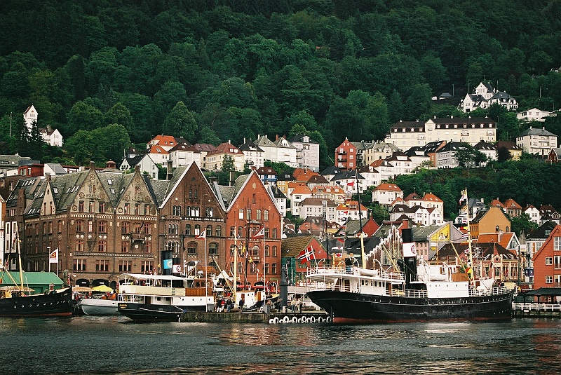F1130030.JPG - Bergen, deszczowe Bergen... :) A myśleliśmy, że przewodniki żartują w tej kwestii... (Zdjęcie - Laura).