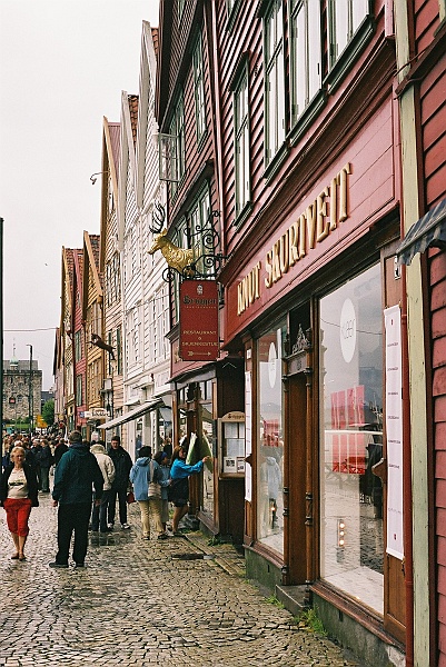 F1130038.JPG - Niesamowite, stare, drewniane domy w centum miasta. (Zdjęcie - Laura).