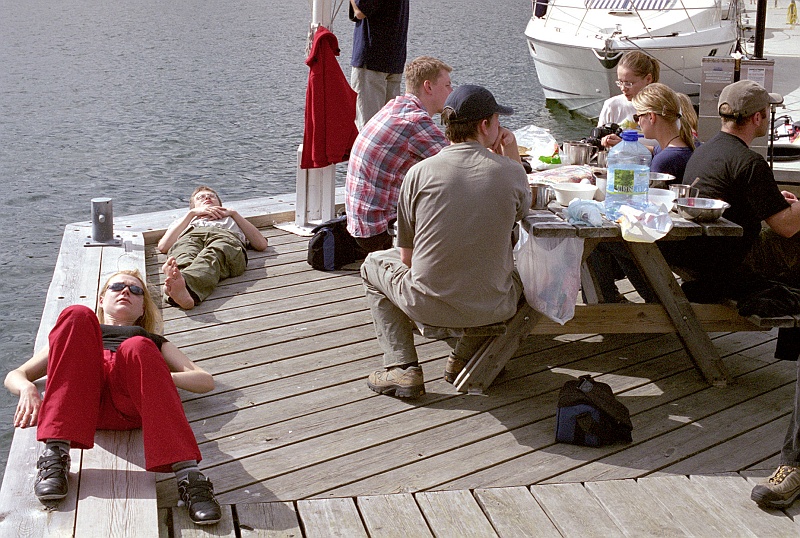 norwegia0013.jpg - Fiord w poblżu Oslo. Nasza ekipa odpoczywa po długotrwałej jeździe. Codziennie robiliśmy ponad 500 kilometrów. I to nie przekraczając dozwolonej prędkości, czyli maksymalnie 80 km/h. :) (Zdjęcie - Ania).