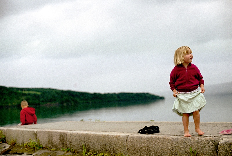 norwegia0047.jpg - Nieopodal Lillehammer, fajne dzieciaki. (Zdjęcie - Ania).