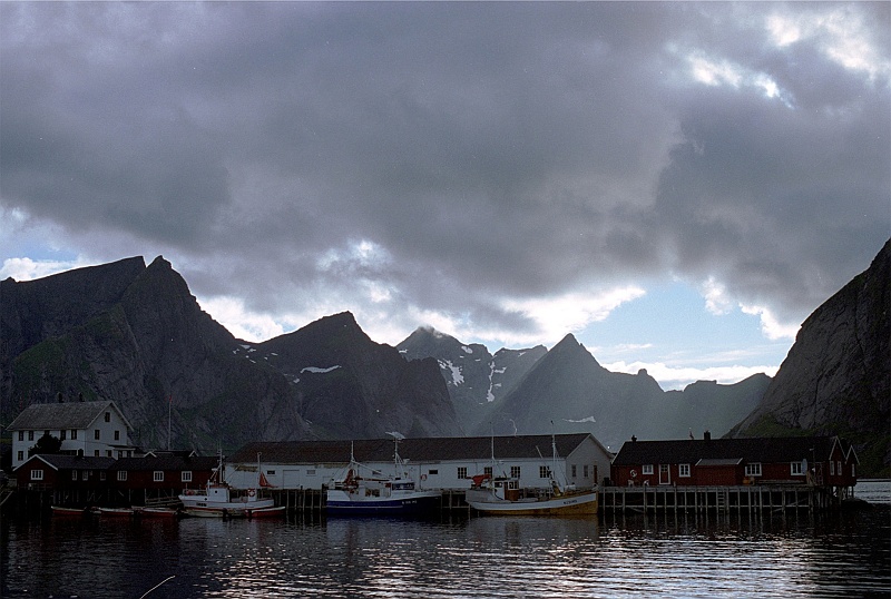 norwegia0203.jpg - Podobno najbardziej fotogeniczne miejsce w całej Norwegii. Pogoda nie była łaskawa, ale i tak piękne. (Zdjęcie - Ania).