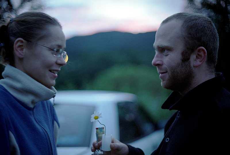 norwegia0354.jpg - Obiegowa opinia mówi, że picie wódki to zajęcie ordynarne i proste. Za eleganckie uważa się na przykład sączenie lampki wina. A przecież wszystko zależy od klasy człowieka. Co nie? :) (Zdjęcie - Ania).