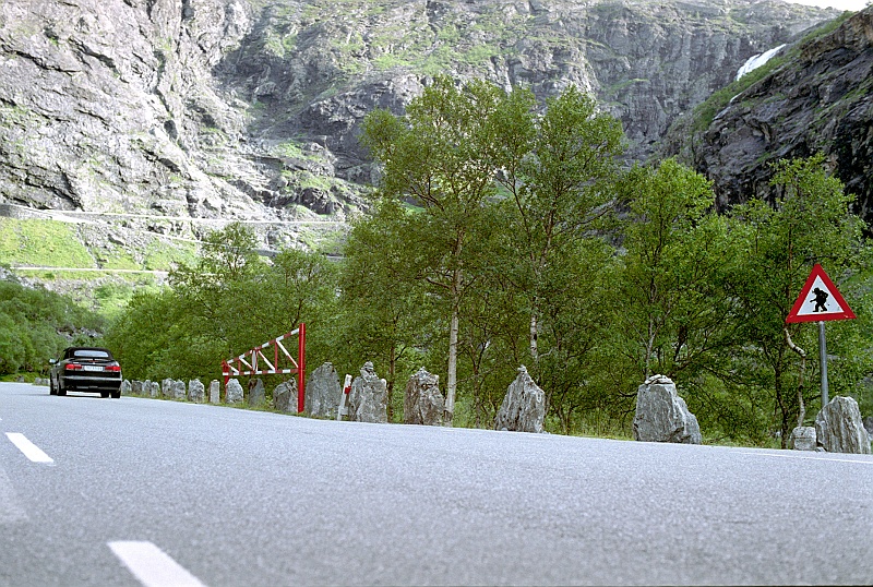 norwegia0359.jpg - Słynny znak 'Uwaga -trolle'. Jedyny taki w Norwegii. Zbliżamy się do Drabiny Trolli. (Zdjęcie - Ania).