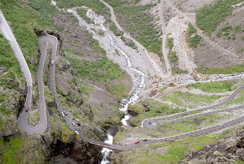 norwegia0365.jpg - I kolejny fragment Drabiny Trolli. Momentami wąskie, bardzo strome, poprowadzone śmiało serpentyny. Niesamowici są ci Norwegowie. (Zdjęcie - Ania).