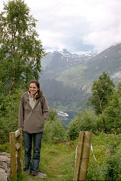 norwegia0373.jpg - A to nocleg na szczycie Drogi Trolli. W tle piękny fjord z niesamowitym, przeogromnym jak się okazało nazajutrz, luksusowym statkiem wycieczkowym. (Zdjęcie - Ani :) ).