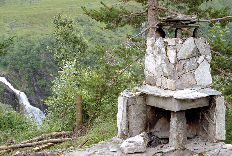 norwegia0374.jpg - Nocowaliśmy w górach, w miejscu rozebranej chatynki. Ostał się kominek. W tle piękny wodospad. W nocy, co najwyżej 5 stopni. Brrr! (Zdjęcie - Ania).
