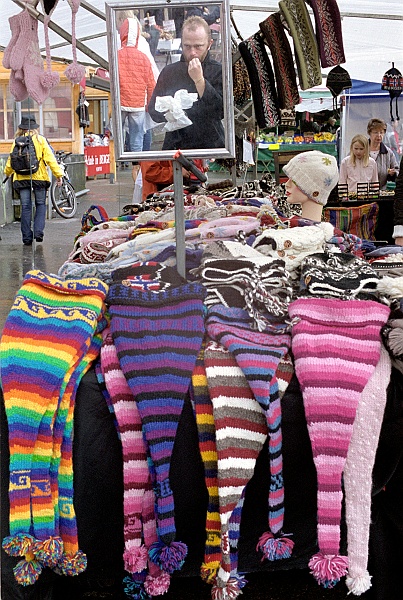 norwegia0456.jpg - Jodasek przymierza się do czapki. (Zdjęcie - Ania).