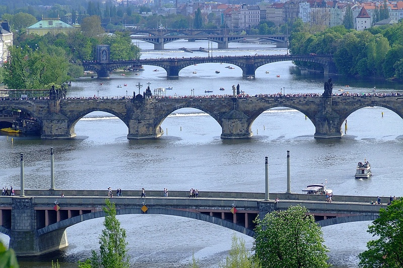 DSCF9977.JPG - Widok na mosty, w tym ten najsłynniejszy. Można urządzić audiotele z pytniem, który to...