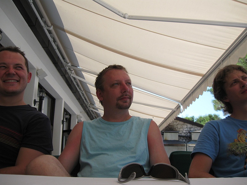 IMG_3051.JPG - W środku Tomek S., osiągnął mistrzostwo w sztuce unikania kadru fotograficznego. To jedno z nielicznych zrobionych mu zdjęć, jakżesz podstępny musiał być fotograf!