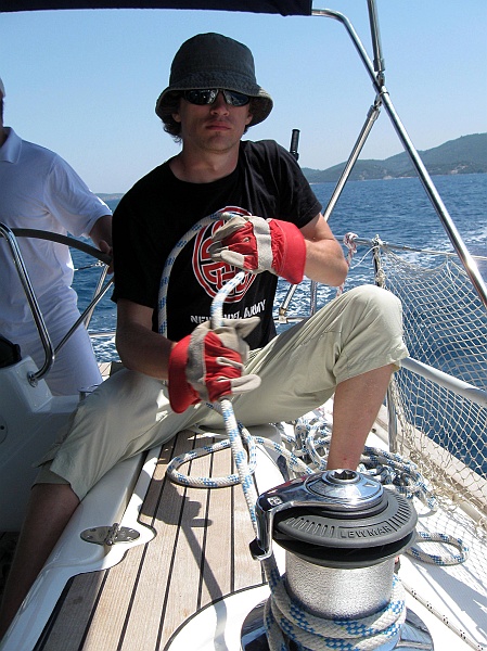 IMG_3266.JPG - A to "Tomek, który zostawił Asię samą", jak nazywał mnie Hubcio. :))) Jeden z nielicznych wietrznych dni, wreszcie rozwinęliśmy żagle -- przestaję być motorowodniakiem.