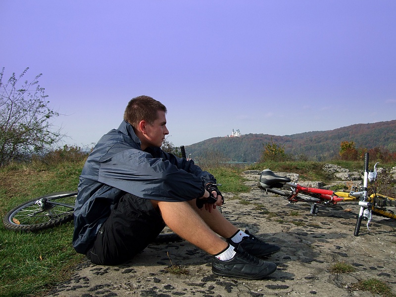 DSCF2425.JPG - Eskapada rowerowa z Pawłem. Na ruinkach fortu Bodzów. W tle klasztor kamedułów na Bielanach.