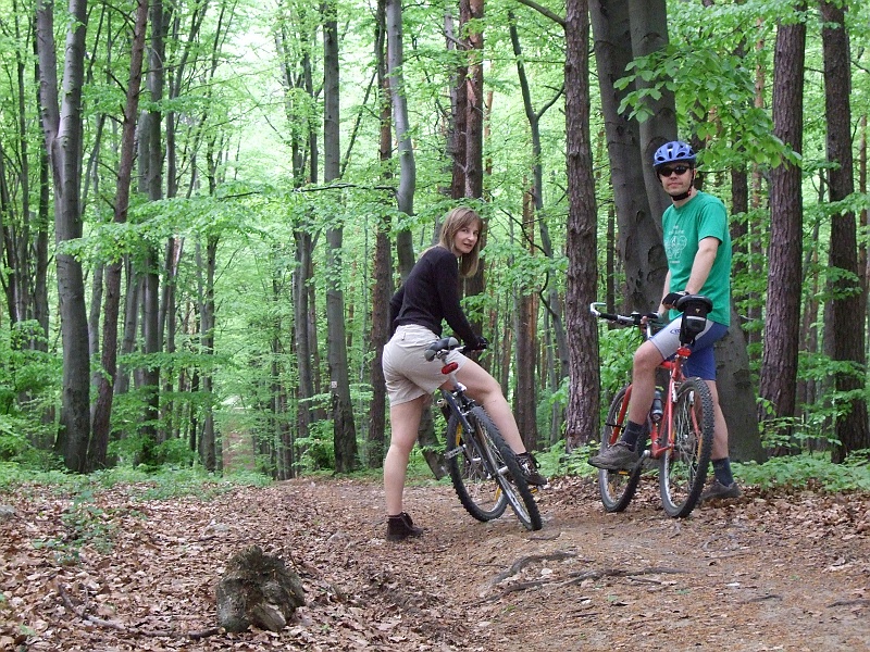 DSCF1584.JPG - Liderzy wycieczki czekają na marudera, który udaje, że podziwia krajobraz.