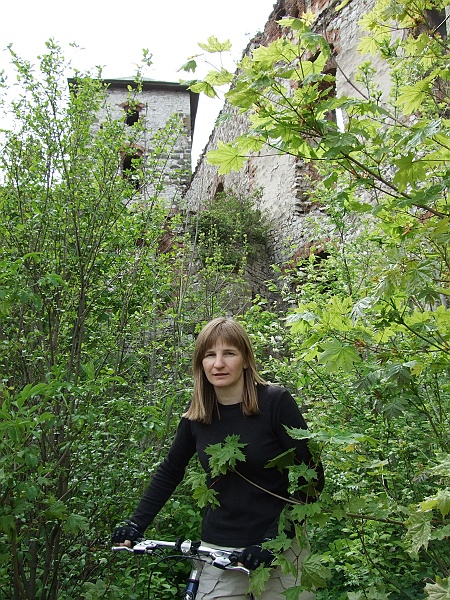 DSCF1597.JPG - Joasia przedziera się przez ruiny