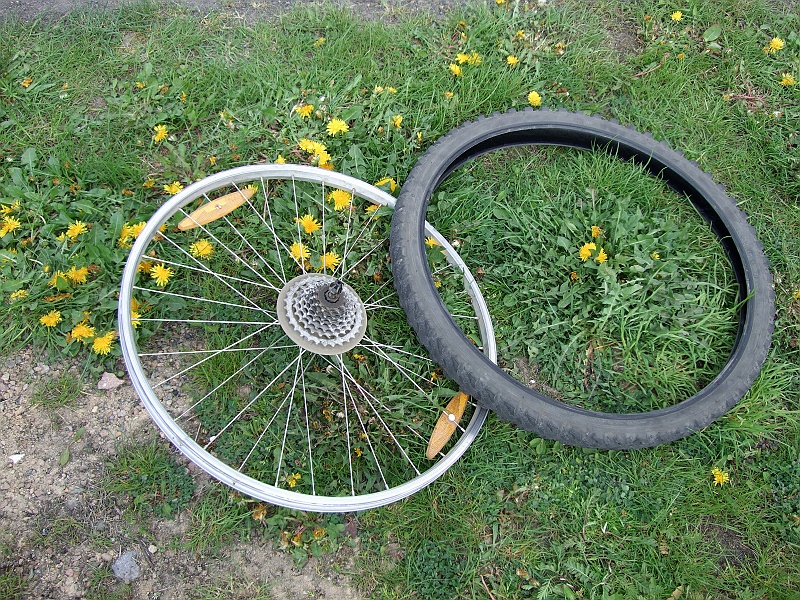DSCF1603.JPG - Dopiero na mecie okazuje się, że oponę założono odwrotnie. :)