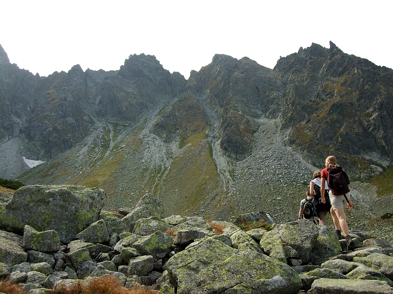 DSCF2302.JPG - Spłachetek sniegu utrzymał się od poprzedniego roku. Pewnie tego roku już nie stopnieje.