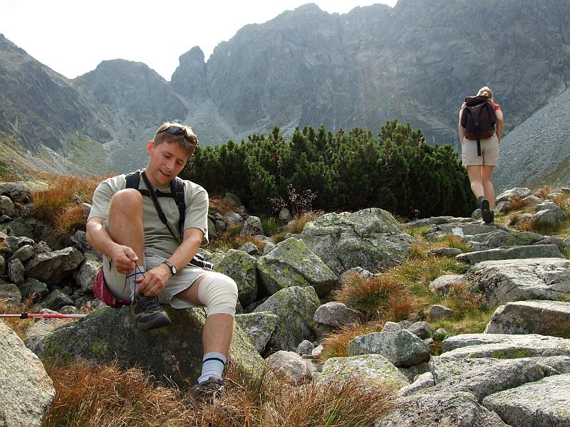 DSCF2306.JPG - Sokół wysypuje niesforne kamyczki z butów. W tle przełęcz.