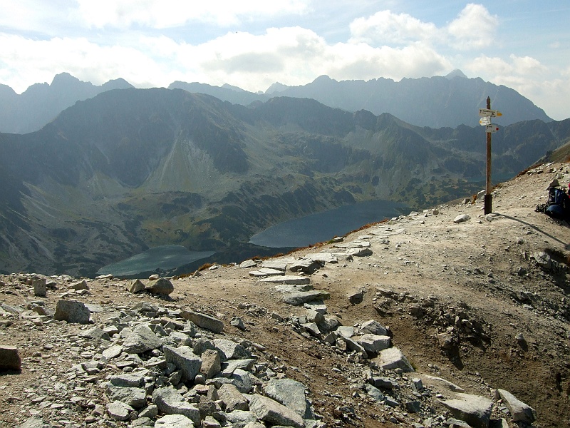 DSCF2310.JPG - Jeden z najpiękniejszych widoków w Tatrach. Widać właściwie wszystko. Dolina Pięciu Stawów, w tle Rysy, dalej Giewont. Dwie z opisanych tu rzeczy niestety poza kadrem :)))))