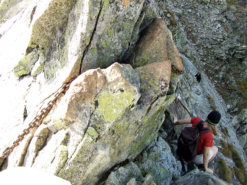 DSCF2339.JPG - Joasia przywdziewa czapkę ziomala i rusza zaznajomić się z łańcuchami.