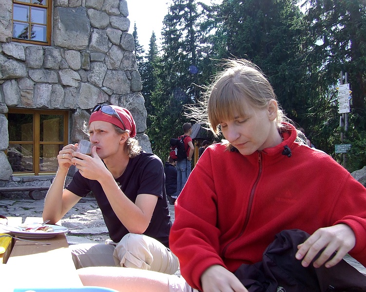 DSCF7264.JPG - W Murowańcu, pomimo wczesnej pory i teoretycznie zakończonego już sezonu, zebrało się już sporo turystów. Jajecznica, parówy, kawa i w drogę.