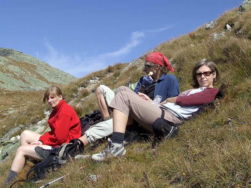 DSCF7411.JPG - Przed wyruszeniem pożeramy małe co nieco. Sokół utrzymuje, że czuje się świetnie i nie ma przeszkód w kontynuowaniu wyprawy. Ściemniacz.