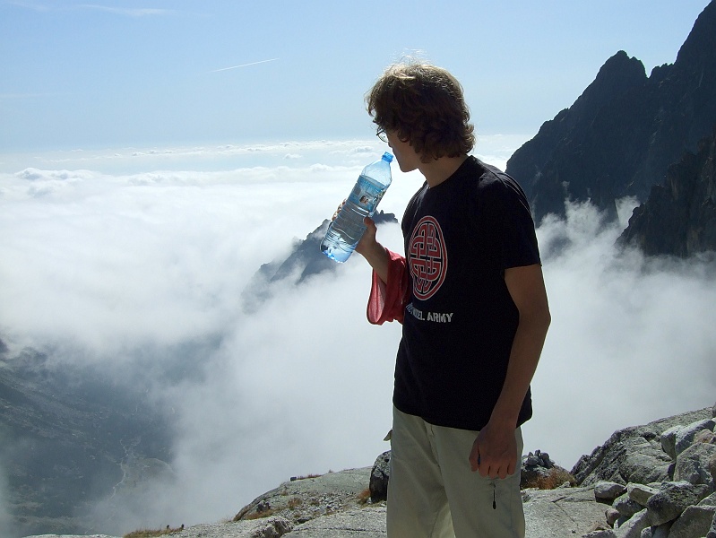 DSCF3065.JPG - Dotarliśny na górę, końcówka nieco dała popalić. Widok rekompensuje mokre plecy.