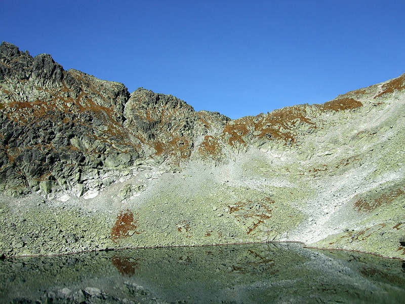 DSCF3091.JPG - Kolejny dzień. Gospodarzami jesteśmy teraz my (czyli Joasia i Tomek), w końcu to Furkotska Dolina. Ruch powietrza zamiera, tafla stawu robi się jak lustro.