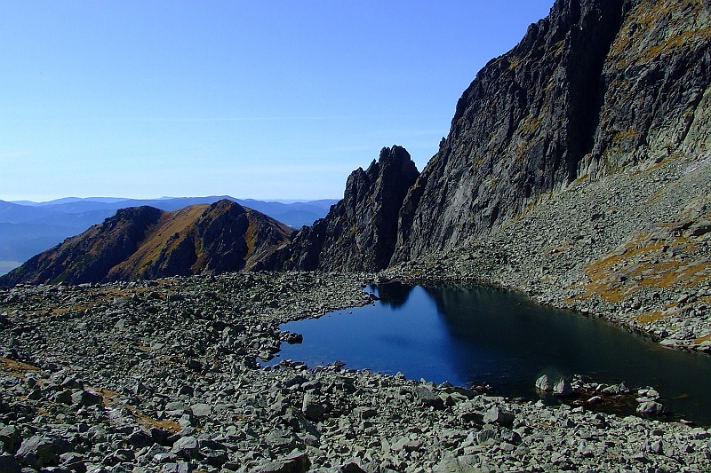 DSCF9273.JPG - Nżni Furkotski Staw. Granatowy, piękny kolorek wody.