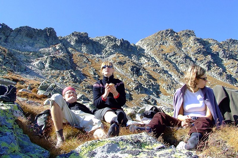 DSCF9317.JPG - Schodzimy troszkę, schodzimy ze szlaku i zalegamy na godzinny popas. Herbatka, kanapeczki i kolejna sjesta.