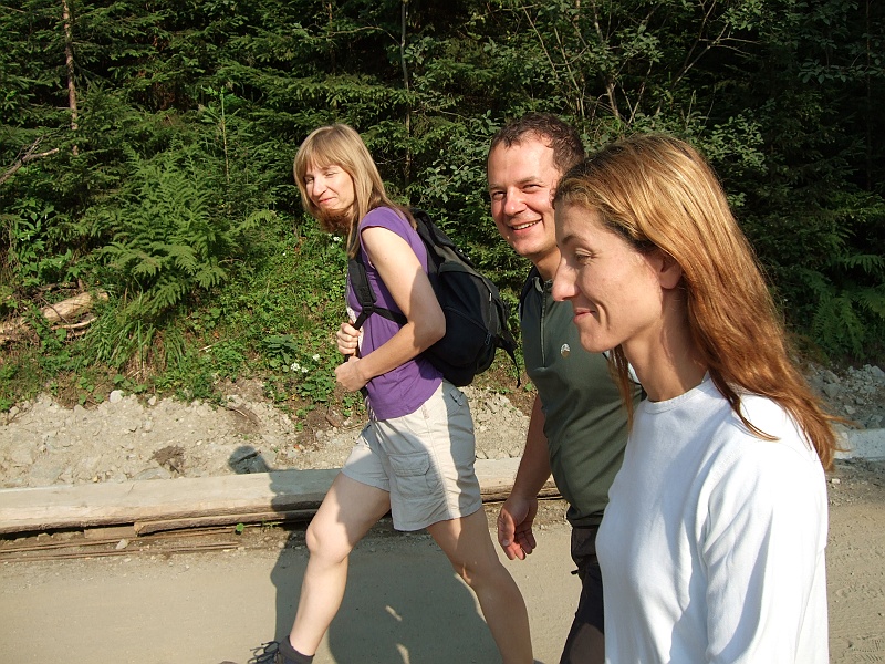 DSCF2903.JPG - Wyciągnięci z łóżek o porze podstępnej, nikczemnej, nieprzyzwoicie porannej, doturlaliśmy się do Łysej Polany i odrabiamy pańszczyznę na drodze do Morskiego. Beatka i Rafał są z nami!