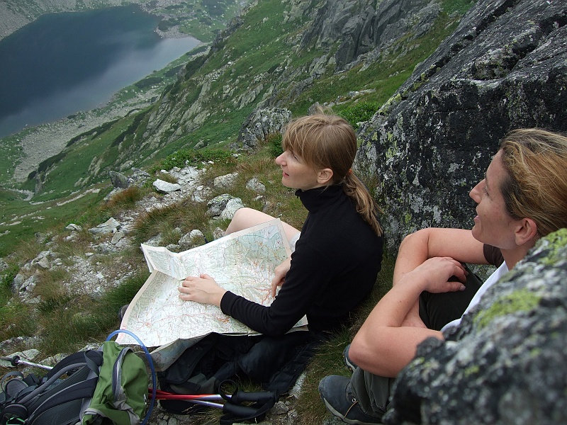 DSCF2913.JPG - Jesteśmy. Zmęczeni krótkim, ale stosunkowo stromym podejściem na przełęcz, podziwiamy widok jaki rozpościera się na słowacką stronę z Wrót Chałubińskiego.