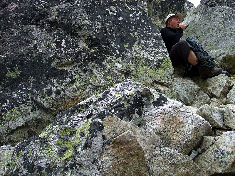 DSCF2915.JPG - Rafał osłonił się od wiatru, choróbsko coś go zaczyna rozbierać.