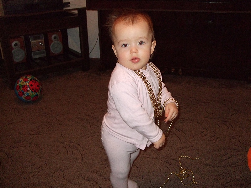 DSCF0681.JPG - Lena znalazła bardziej stosowne miejsce dla łańcucha choinkowego