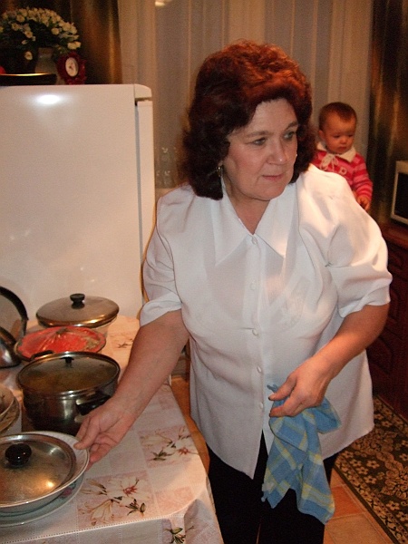 DSCF0712.JPG - Gospodyni dogląda imprezy