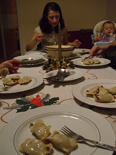 DSCF0729.JPG - Kacha pałaszuje