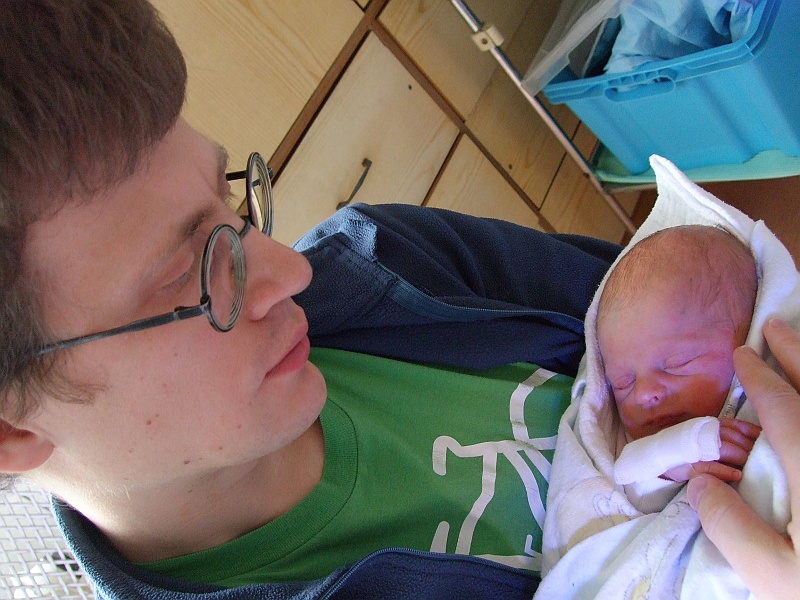 DSCF4032.JPG - Proszę mnie tu nie zgnieść, mały na razie jestem.