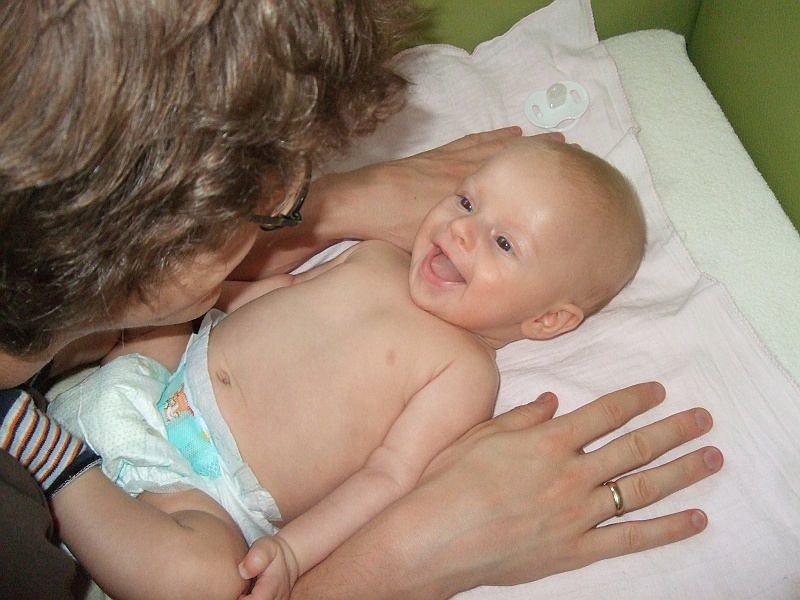 DSCF4682.JPG - Uśmiechy do taty. Cieplutko a ja mam już trzy miesiące. Z okładem!