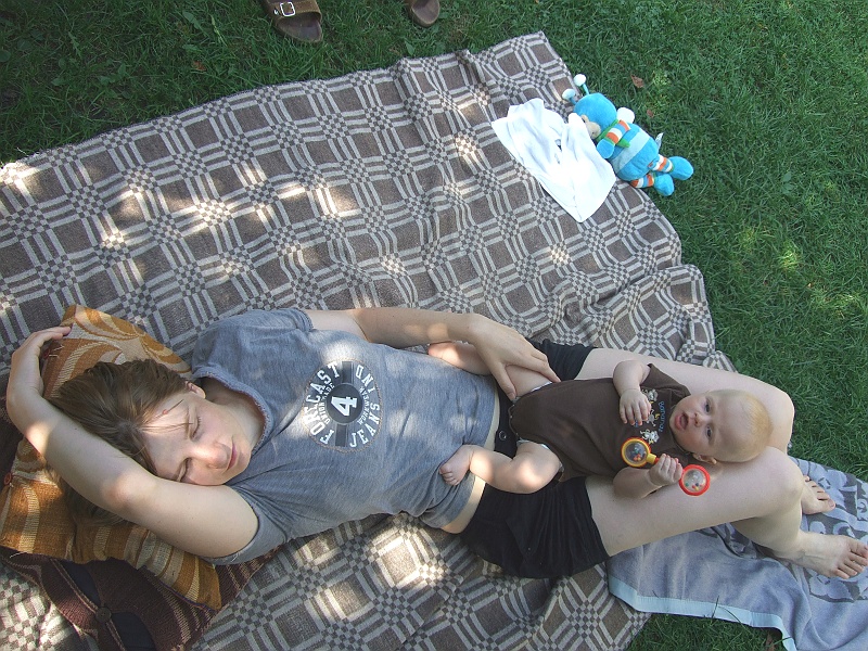 DSCF4911.JPG - Mama zawiozła mnie do Babci i Dziadzia. Zrobiliśmy sobie wakacje pod gruszą.