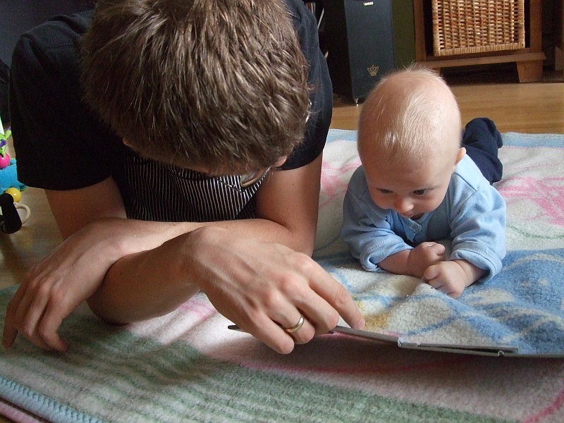 DSCF4916.JPG - Oglądam swoją ulubioną książkę. Tato wydaje dziwne dźwięki i nieco przeszkadza w oglądaniu zwierzątek.