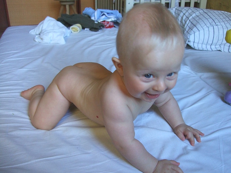 DSCF5127.JPG - Tak troszkę raczkuję i kołyszę ciałkiem.