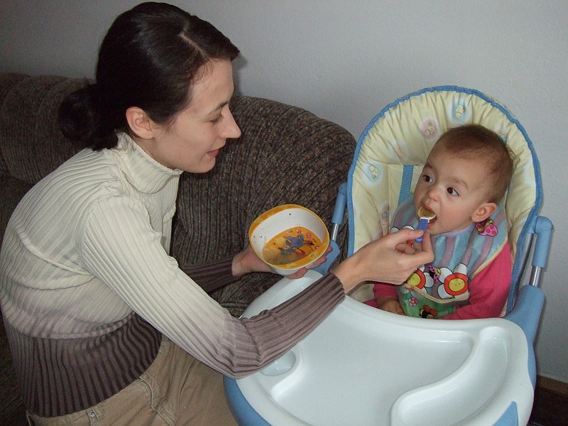 2007_1103_Swieto_zmarlych0074.JPG - Lenka pochłania smakołyki