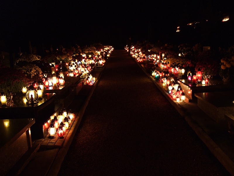 2007_1103_Swieto_zmarlych0101.JPG - Wieczorem. Pustka, światło i spokój.